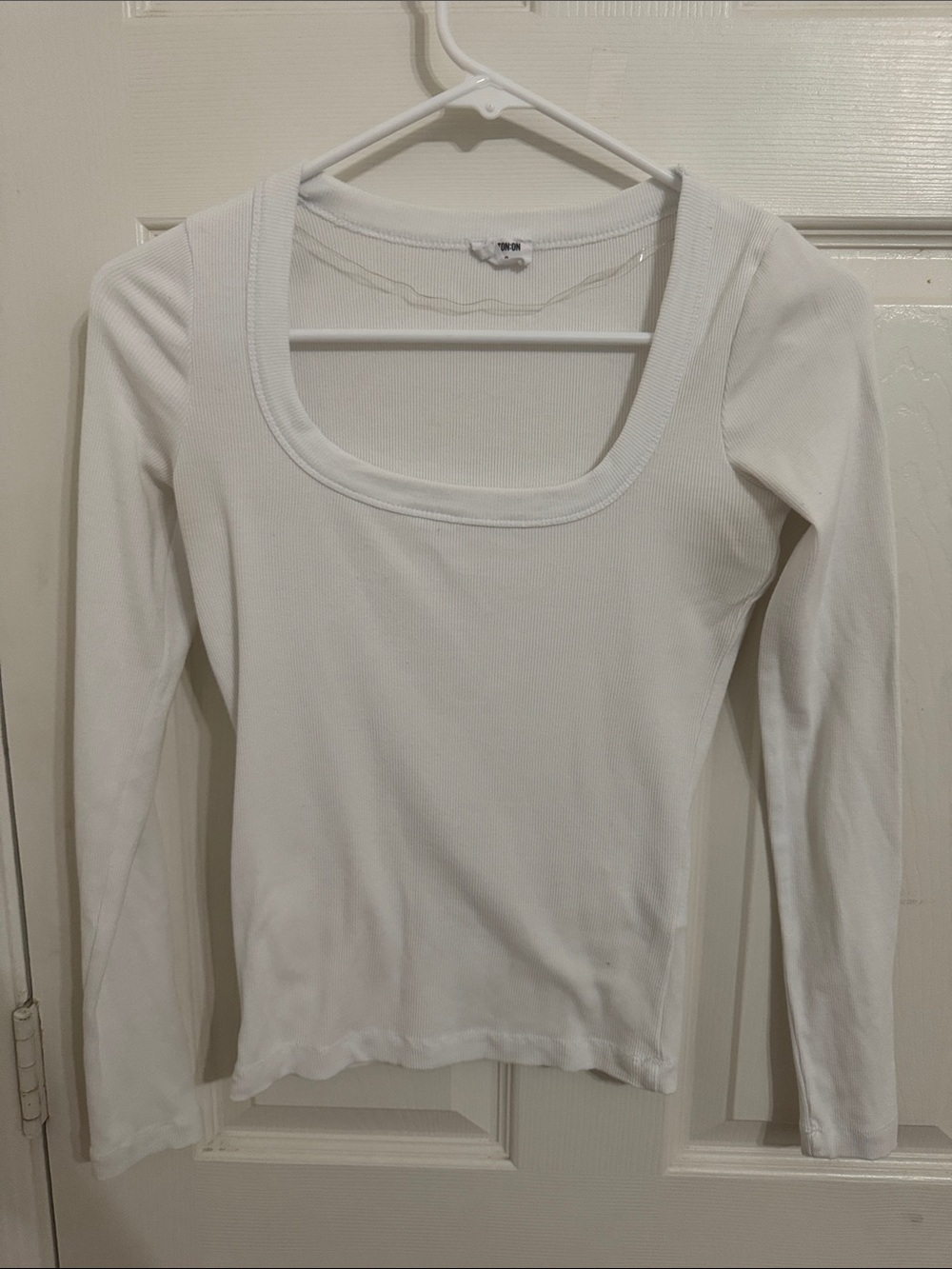 Women’s White Long-Sleeve Scoop Neck Top